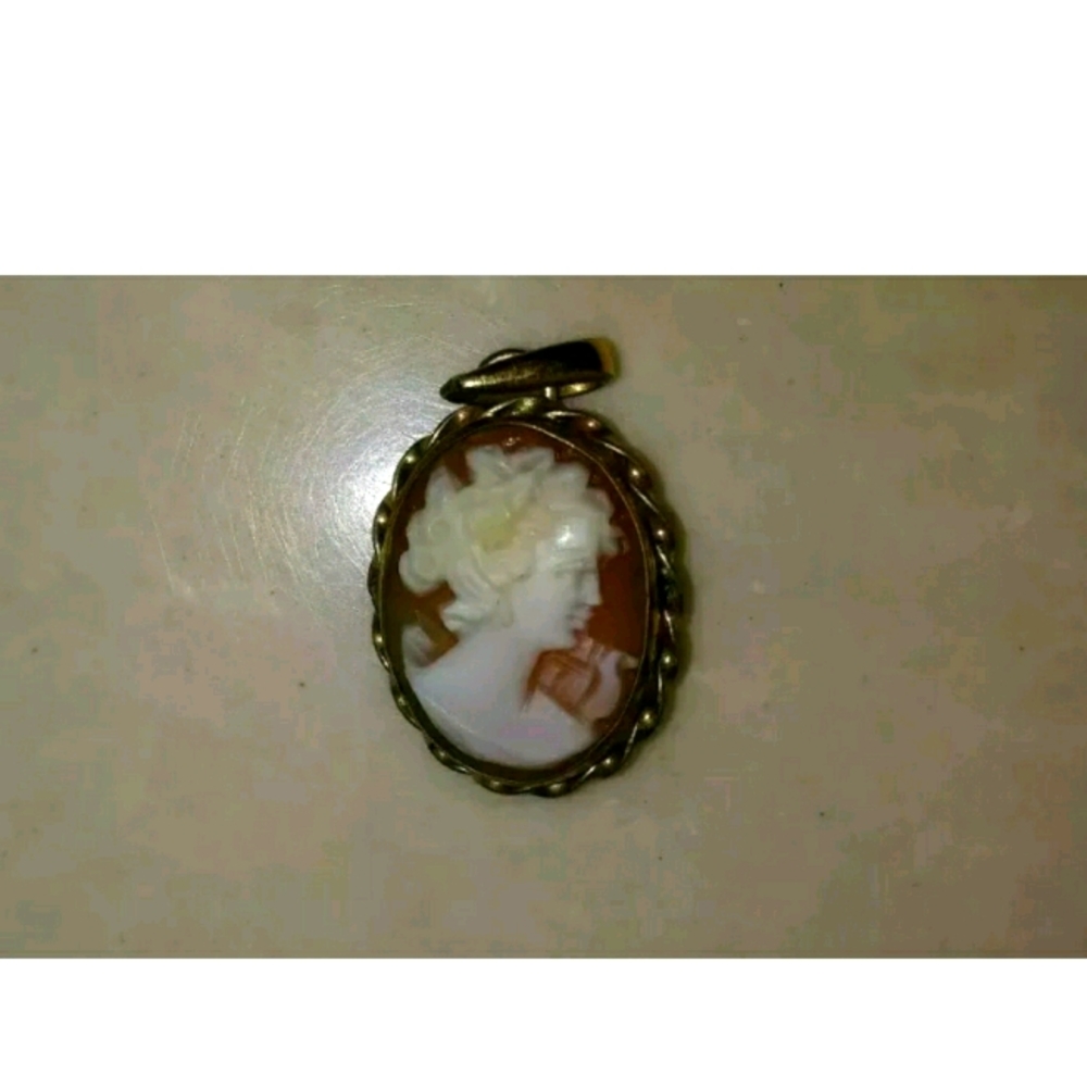 14k Gold, Hand Carved Shell Cameo Pendant